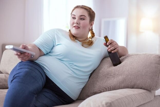 Piktnaudžiaujanti alkoholiu moteris kenkia savo organizmui