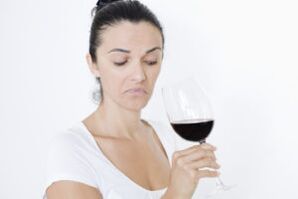 moteris geria vyną kaip mesti