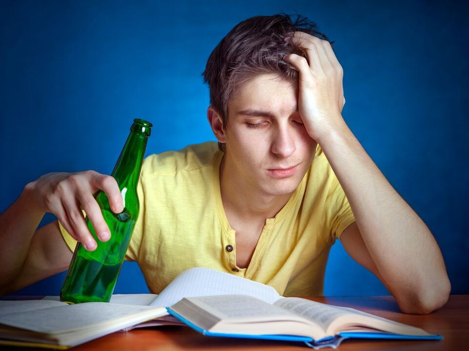 pavargęs studentas su alumi, kaip mesti gerti
