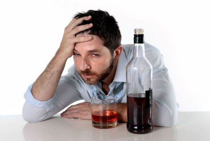žmogus, kenčiantis nuo alkoholizmo ir kaip mesti gerti