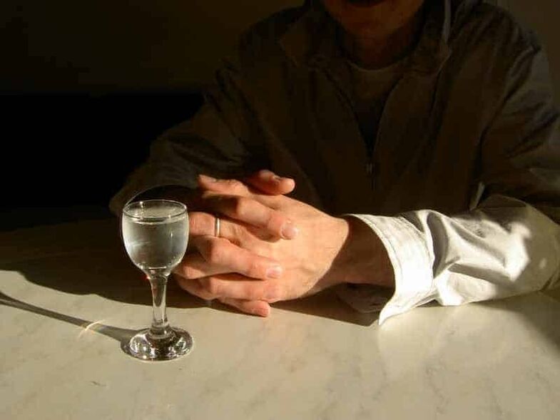 Kasdien geriant net nedideles stipraus alkoholio dozes, žmogui išsivysto priklausomybė nuo alkoholio
