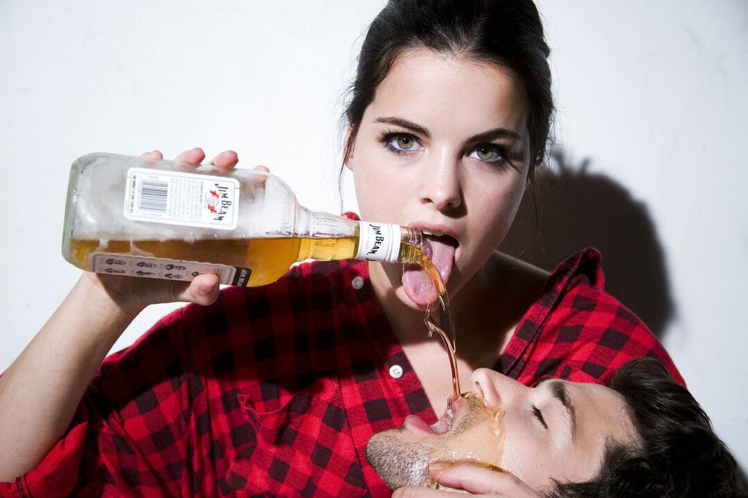 mergina prieš seksą apliejo vyrą alkoholiu