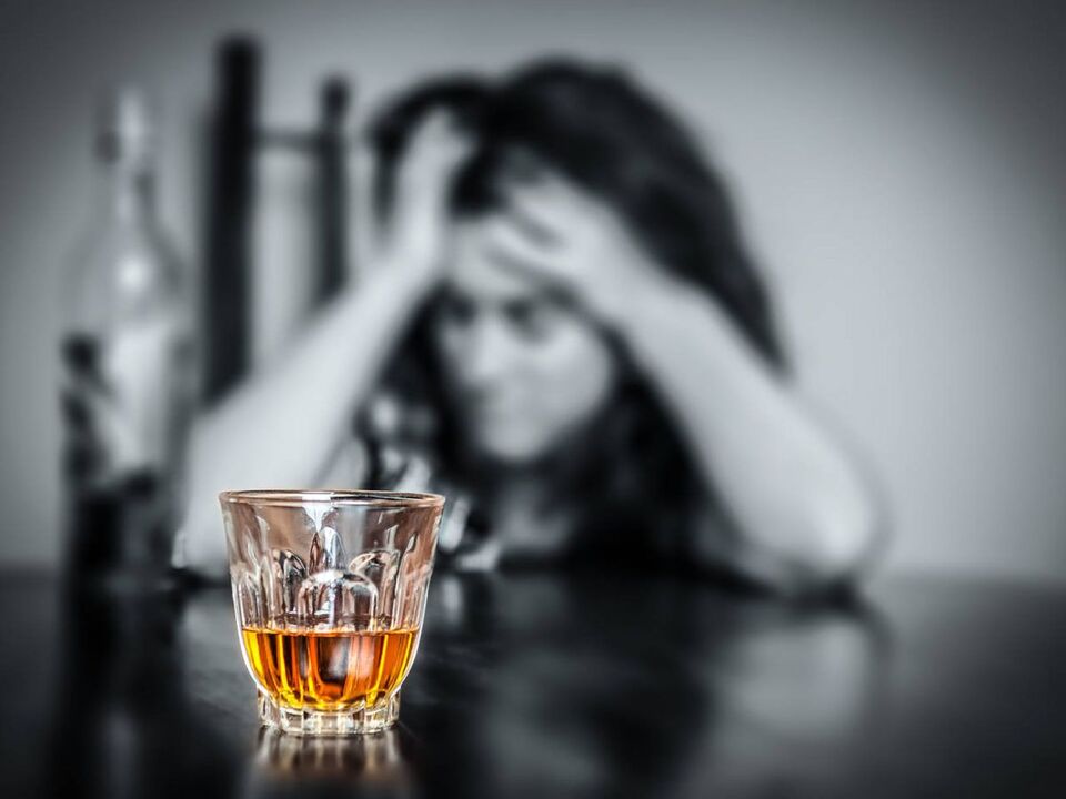 Nuolatinis stresas verčia moterį gerti alkoholį