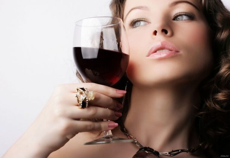 Turtinga moteris taip pat yra linkusi į alkoholizmą